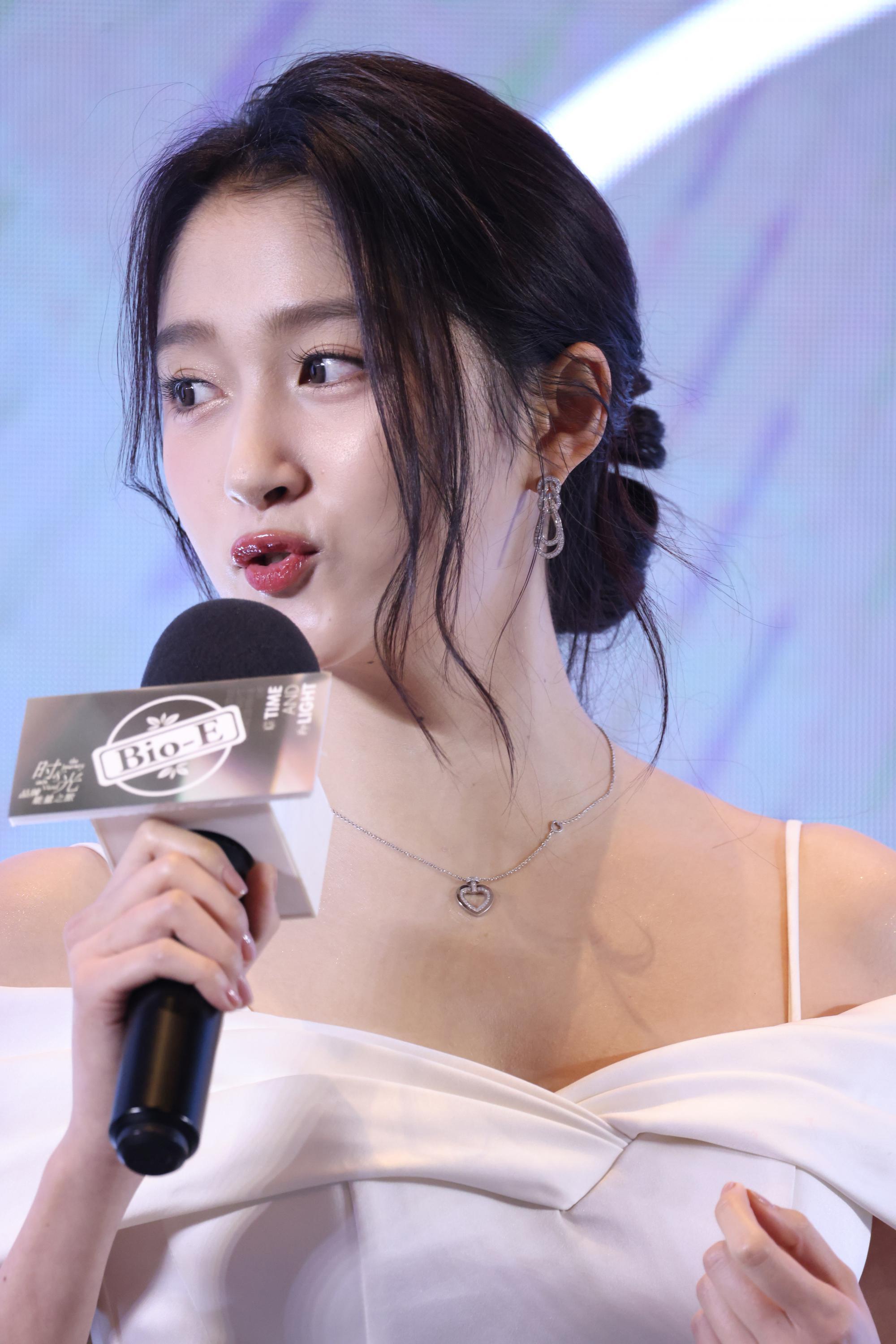 关晓彤拿话筒回答问题现场生图照[8]